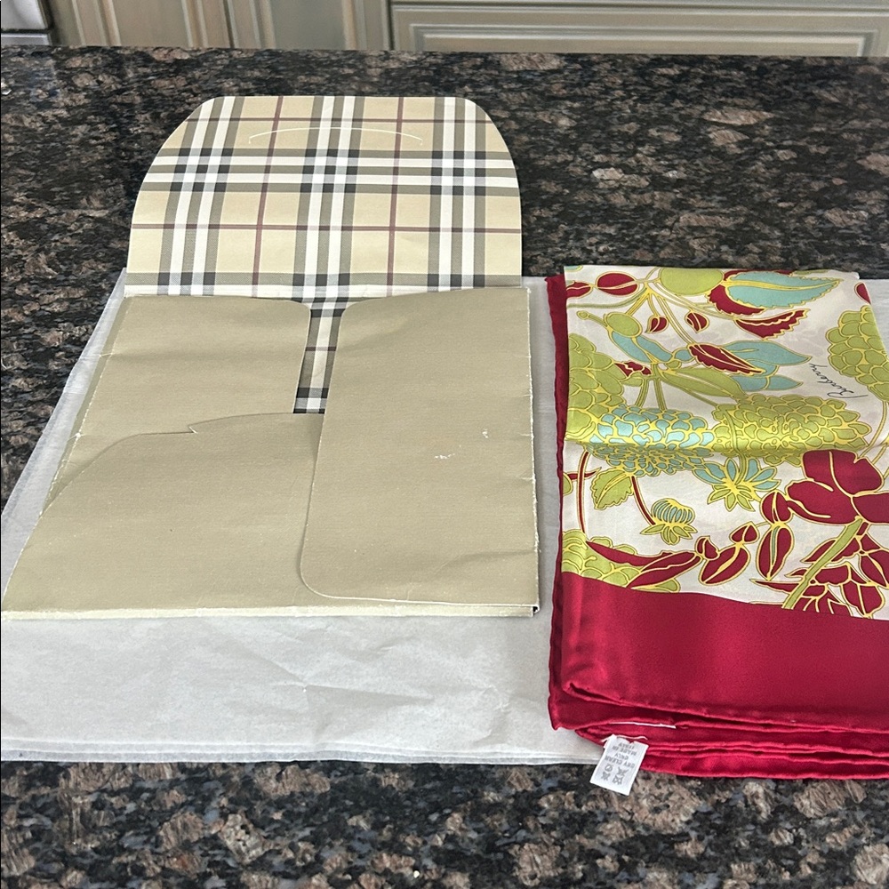BURBERRY LONDON VINTAGE SCARF 100% SILK  NWT